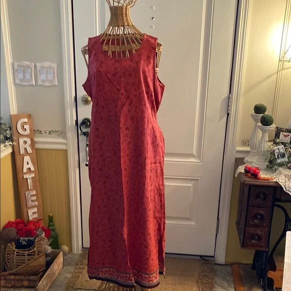 Elegant Red Sleeveless Dress - Picture 1 of 3